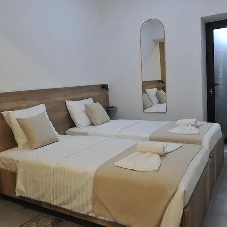 Centre Near Bus Station With Free Parking Apartment *