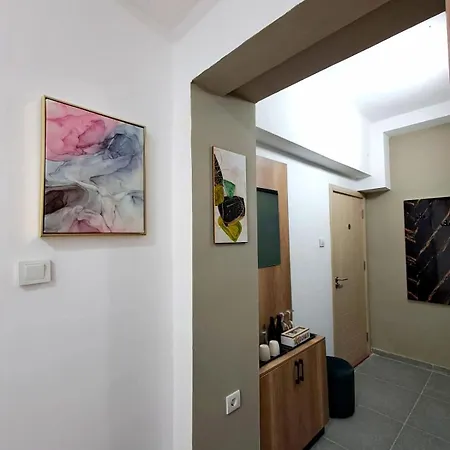 Centre Near Bus Station With Free Parking *